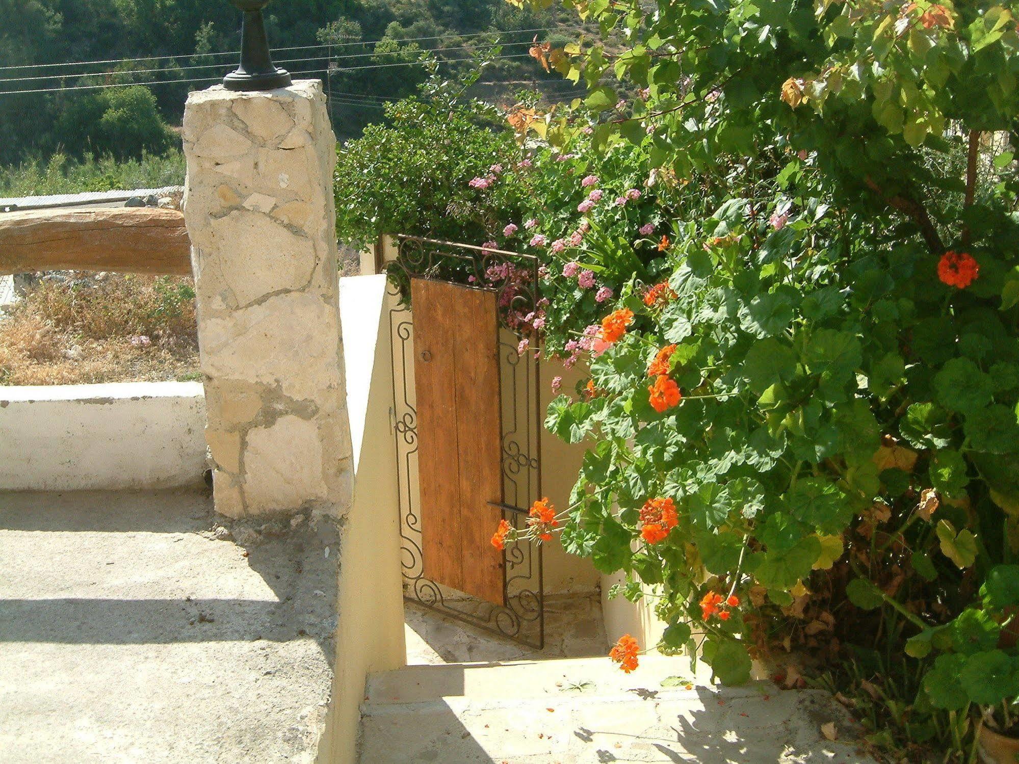 Blue Cottage Apsiou Exterior photo